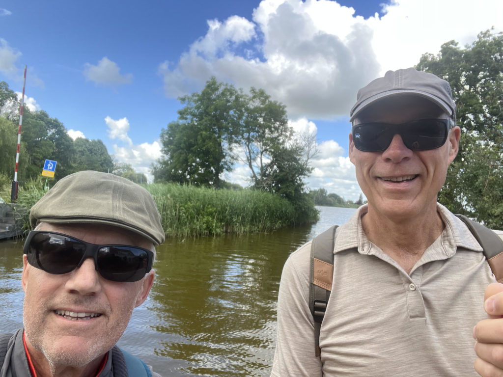 Foto van Ger Rooker en Jan Plak die aan het trainen zijn voor de tocht, beide mannen dragen een zwarte zonnebril.