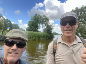 Foto van Ger Rooker en Jan Plak die aan het trainen zijn voor de tocht, beide mannen dragen een zwarte zonnebril.